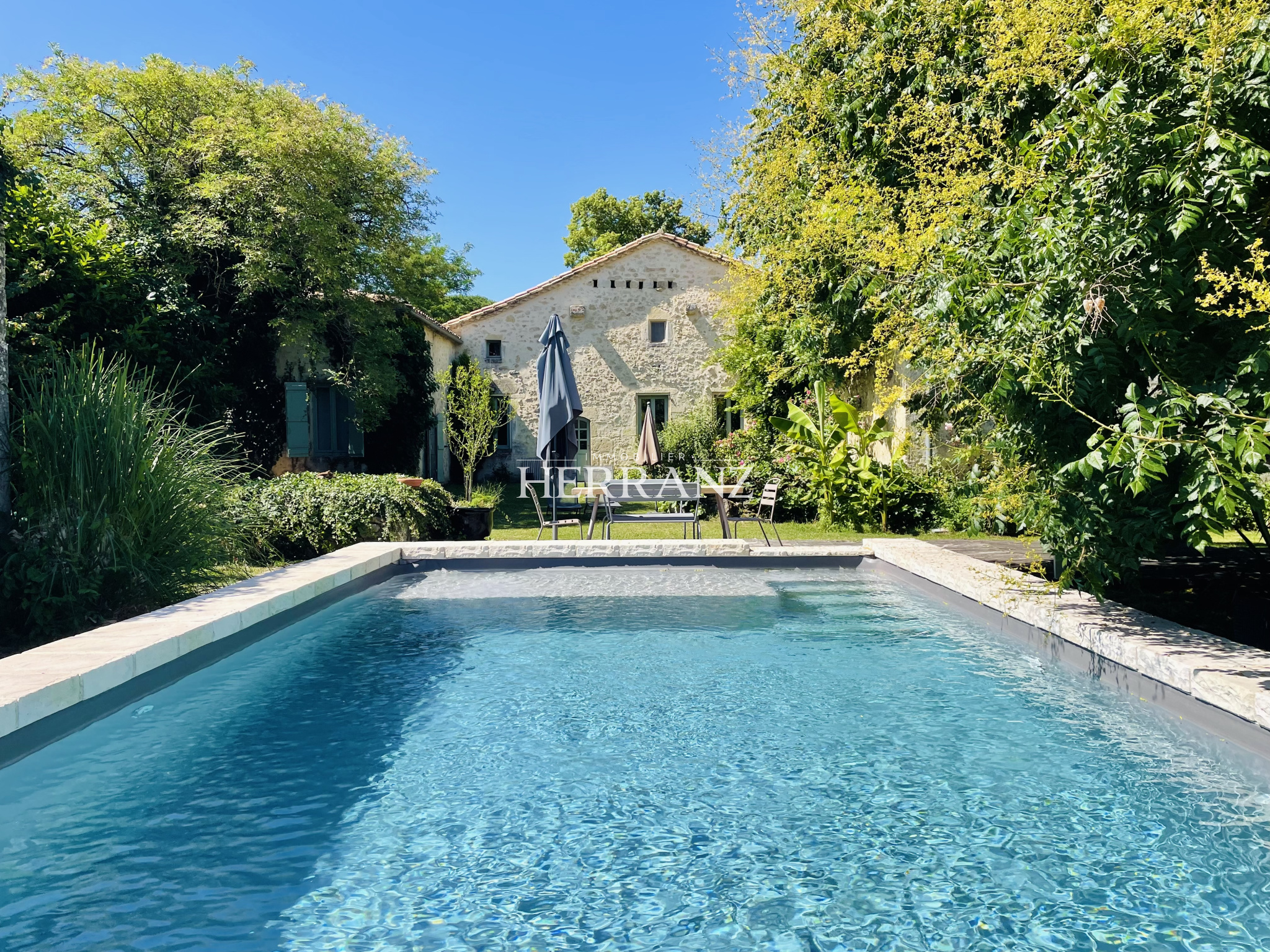 Maison de caractère 450 m2   Chambres d'hôtes / gîte